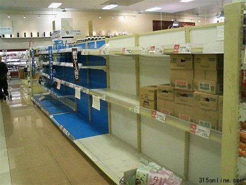 23日的報(bào)道說,日本東京都新宿區(qū)一間超市貨架上的礦泉水被搶購一空。 23日的報(bào)道說,日本東京都新宿區(qū)一間超市貨架上的礦泉水被搶購一空。