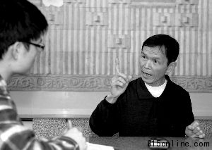 6日,東盛名苑一名有房無證的業(yè)主接受采訪 6日,東盛名苑一名有房無證的業(yè)主接受采訪