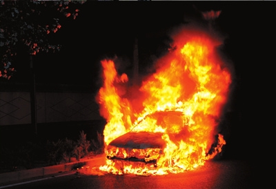 大眾寶來(lái)行駛中突然自燃轎車(chē)基本報(bào)廢(圖)