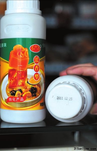 這批2010年12月31日出廠的調(diào)味品,生產(chǎn)日期標(biāo)注為2011年2月25日。 京華時報(bào)記者王苡萱攝