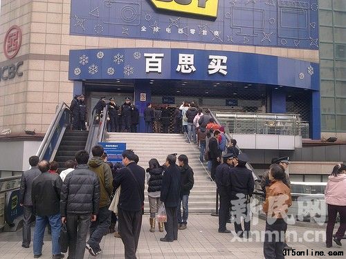 百思買徐匯店門口排隊(duì)人群。新民網(wǎng)記者陶力 徐家匯現(xiàn)場(chǎng)回傳