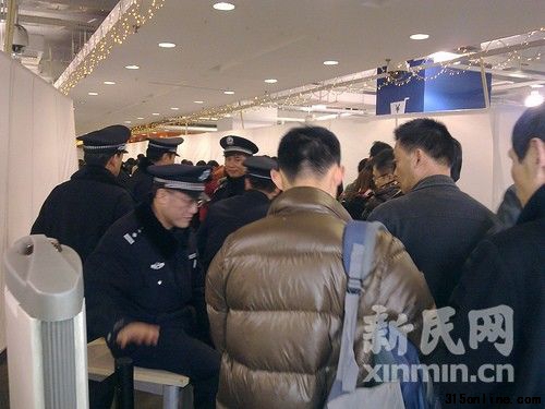 徐匯店內(nèi)人頭攢動(dòng)卻無人接待。新民網(wǎng)記者陶力 徐家匯現(xiàn)場(chǎng)回傳