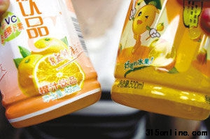 新老版康師傅橙汁飲品瓶底的凈含量標(biāo)識顯示,新包裝(左)比老包裝少了50毫升。