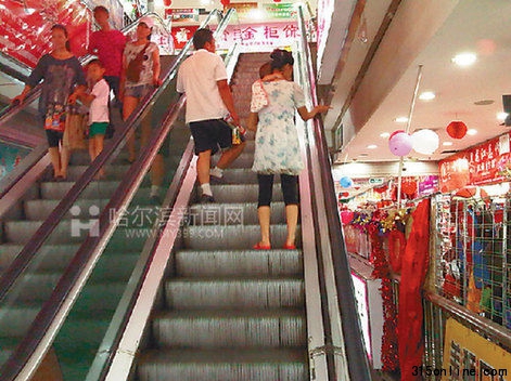 透籠輕工批發市場內老舊的扶梯。