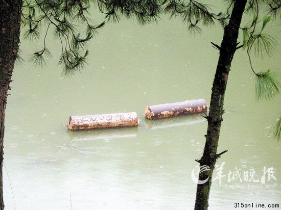 沉潭 涪陵區新村鄉群星村,天價榨菜沉潭處,水上的浮標標示著榨菜沉潭的時間。 羊城晚報記者 魯釔山 攝 沉潭 涪陵區新村鄉群星村,天價榨菜沉潭處,水上的浮標標示著榨菜沉潭的時間。 羊城晚報記者 魯釔山 攝