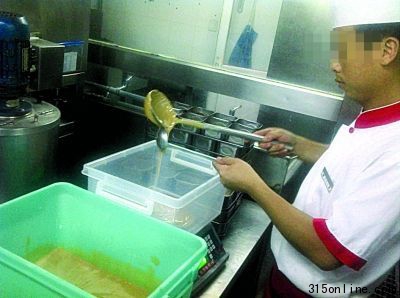 舀出膏狀體骨湯原料。(來源:揚子晚報) 舀出膏狀體骨湯原料。(來源:揚子晚報)