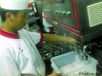 加入開水。(來源:揚子晚報) 加入開水。(來源:揚子晚報)