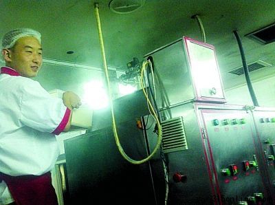 加入機器再攪拌。(來源:揚子晚報) 加入機器再攪拌。(來源:揚子晚報)