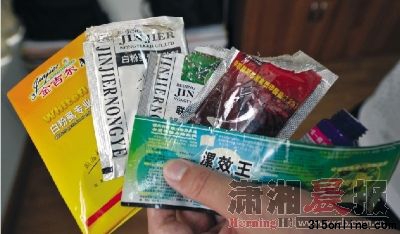 這是記者從一位菜農(nóng)茄子地里收集來(lái)的各種農(nóng)藥的包裝。圖/新華社 這是記者從一位菜農(nóng)茄子地里收集來(lái)的各種農(nóng)藥的包裝。圖/新華社