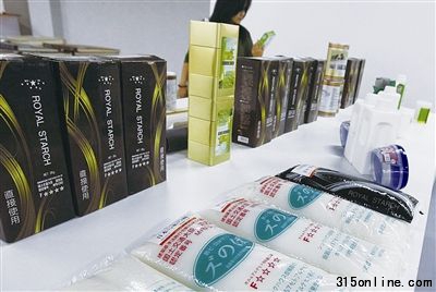 在愛蜂潮體驗館四樓的墻紙輔料區,“日本原漿”產品的外包裝上看不見中文說明 攝/記者 吳海浪 在愛蜂潮體驗館四樓的墻紙輔料區,“日本原漿”產品的外包裝上看不見中文說明 攝/記者 吳海浪