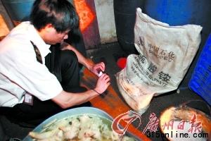 加工點現場發現了硫酸銨。記者曹景榮 攝 加工點現場發現了硫酸銨。記者曹景榮 攝