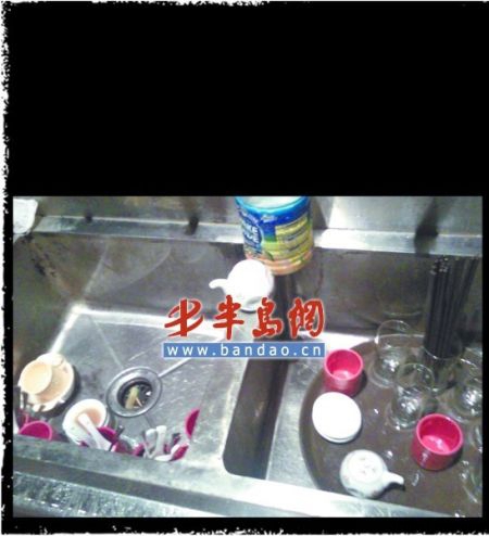 服務員清洗餐具很簡單,一般只用清水沖沖 服務員清洗餐具很簡單,一般只用清水沖沖