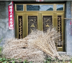 點(diǎn)圖查看下一頁(yè) 六成以上農(nóng)村成空心村農(nóng)民“離土不離鄉(xiāng)”如何破題(6)