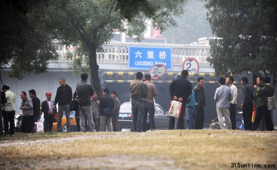 昨日,六里橋西北角的非法勞務市場,依然聚集著大量等活的“民工”。此前記者暗訪時,近百名民工涉嫌有組織敲詐工地斂財。 本報記者 楊杰 攝 昨日,六里橋西北角的非法勞務市場,依然聚集著大量等活的“民工”。此前記者暗訪時,近百名民工涉嫌有組織敲詐工地斂財。 本報記者 楊杰 攝