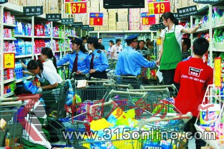 10日,渝北區,工商執法人員在沃爾瑪超市冉家壩店進行督導和檢查。 記者 歐陽祖兵 攝 10日,渝北區,工商執法人員在沃爾瑪超市冉家壩店進行督導和檢查。 記者 歐陽祖兵 攝