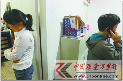 昨日,消費者王女士(左)來到北京華聯超市沈陽五里河店,與超市方面的負責人(右)進行溝通,但仍無結果。 記者 吳懷宇 攝