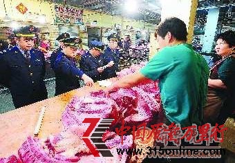 20日凌晨,工商人員對(duì)七里堡市場(chǎng)銷售生豬肉的用戶進(jìn)行突擊檢查。 本報(bào)記者 邱志強(qiáng) 攝 20日凌晨,工商人員對(duì)七里堡市場(chǎng)銷售生豬肉的用戶進(jìn)行突擊檢查。 本報(bào)記者 邱志強(qiáng) 攝
