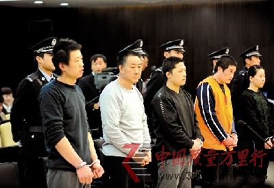 “黑心烤鴨”制銷團(tuán)隊受審。本報記者 范繼文 攝