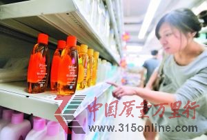 廣州某超市里銷(xiāo)售的強(qiáng)生嬰兒柔潤(rùn)洗發(fā)精200毫升裝,該產(chǎn)品含有會(huì)釋放甲醛的季銨鹽-15成分。