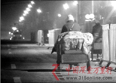 朝陽(yáng)一黑作坊日產(chǎn)豆?jié){上千杯多供應(yīng)流動(dòng)早點(diǎn)攤