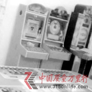 在記者暗訪的賭博機倉庫內,擺放著各樣的賭博機。 在記者暗訪的賭博機倉庫內,擺放著各樣的賭博機。