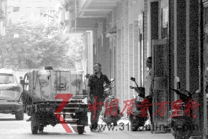 11月1日,一輛三輪摩托車將一臺賭博機外殼運送到蔡三新村的一家加工倉庫。 11月1日,一輛三輪摩托車將一臺賭博機外殼運送到蔡三新村的一家加工倉庫。