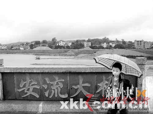 ■在五華縣安流鎮上,也存在到處采沙現象,甚至在安流大橋兩側采沙。周達標/攝