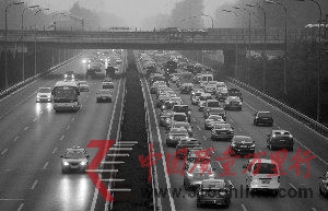傍晚,機場高速五元橋附近,進京方向北皋至五元橋路段十分擁堵。晨報記者 王巍/攝