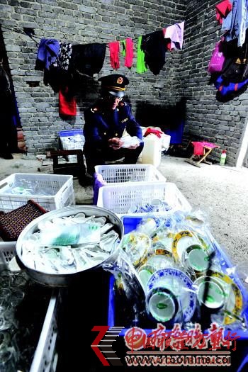 工商人員查處沒收相關(guān)物品。 本報(bào)記者 徐延春 攝