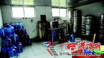 “鑫雨”純凈水生產廠房里,一臺過濾設備就是整個純凈水的生產線。本報記者 趙雄韜/攝 “鑫雨”純凈水生產廠房里,一臺過濾設備就是整個純凈水的生產線。本報記者 趙雄韜/攝