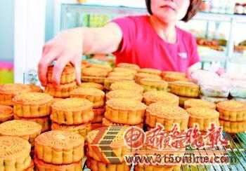 街頭許多小店銷售的月餅沒有生產(chǎn)日期等信息。本報(bào)記者 鄒俊美 攝 街頭許多小店銷售的月餅沒有生產(chǎn)日期等信息。本報(bào)記者 鄒俊美 攝