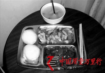 9月7日,湖南衡陽江口鎮(zhèn),家長們打聽試驗(yàn)的事。新京報(bào)記者 黃玉浩 攝