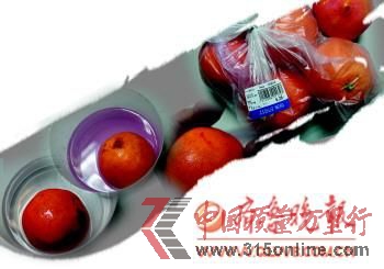 ▲記者從樂(lè)購(gòu)超市購(gòu)買(mǎi)的“一級(jí)贛南臍橙”,表面有異于表皮顏色的紅斑,而泡過(guò)橙子的水呈現(xiàn)紅色。本報(bào)記者 孫國(guó)祥 攝