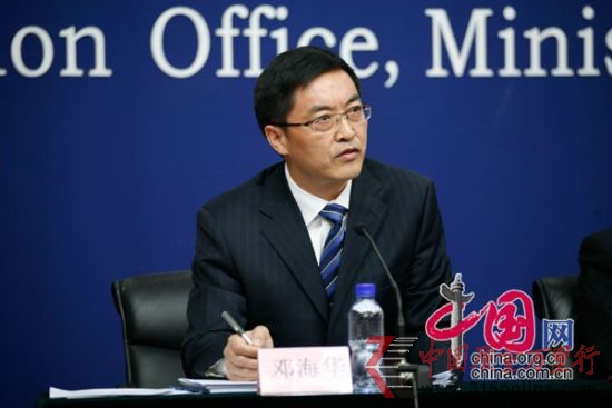 衛(wèi)生部發(fā)言人鄧海華回答記者提問。 中國網 孫世麒 衛(wèi)生部發(fā)言人鄧海華回答記者提問。 中國網 孫世麒