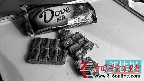■巧克力掰開(kāi)后,可以看見(jiàn)幾條黃白色的小蟲(chóng)在蠕動(dòng)。(受訪者供圖)