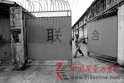 昨日下午,東莞道滘鎮(zhèn)小河工業(yè)區(qū),聯(lián)合米制品廠關(guān)門停業(yè)整頓。蘇仕日 攝