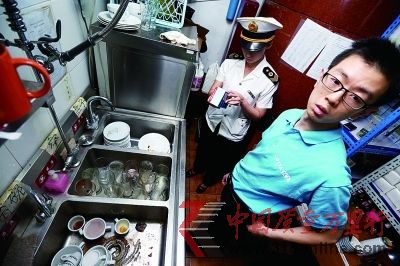 工作人員的錢包、手機(jī)等個人物品與餐巾紙放在一起(來源:法制晚報)