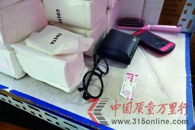 工作人員的錢包、手機(jī)等個人物品與餐巾紙放在一起(來源:法制晚報)
